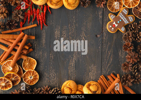 Xmas frame traditionnels avec des épices, des biscuits spéculoos, star des cookies et des écrous assortis d'orange séchée décorée avec copyspace centrale autour sur une rusti Banque D'Images