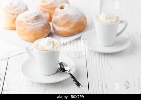 Tasse de chocolat chaud ou de cacao avec bagel grillé Banque D'Images