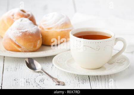 Tasse de thé et des petits gâteaux en forme de roses d'Apple. Sweet apple pie dessert Banque D'Images