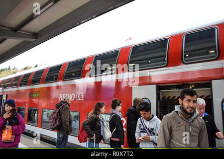 Munich, Allemagne - le 04 mai 2016 : Les passagers de l'embarquement et du débarquement le 1pm Deutsche Bahn train à Augsberg Banque D'Images