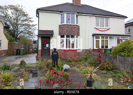 Une maison dans Station Road, Aldridge en Walsall qui s'est tranformé en route de pavot comme près de 100 maisons ont été décorées avec 24 000 coquelicots rouges et silhouette des statues de soldats à l'honneur des gens qui ont vécu et ont perdu la vie dans la Première Guerre mondiale. Banque D'Images