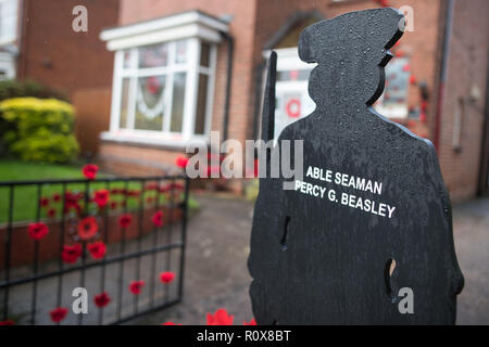 Une maison dans Station Road, Aldridge en Walsall qui s'est tranformé en route de pavot comme près de 100 maisons ont été décorées avec 24 000 coquelicots rouges et silhouette des statues de soldats à l'honneur des gens qui ont vécu et ont perdu la vie dans la Première Guerre mondiale. Banque D'Images