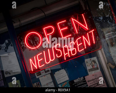 Une enseigne au néon rouge dans un magasin de tabac dans l'UK Open Marchands Banque D'Images