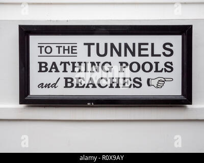 Pour les tunnels et les plages de la signer à Ilfracombe Devon UK - une publicité pour le tummels à travers les falaises aux plages. Banque D'Images