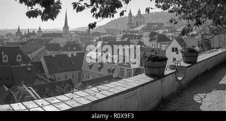 Prague - les perspectives des jardins sous le château à Mala Strana, Saint Nicolas et saint Thomas l'église. Banque D'Images