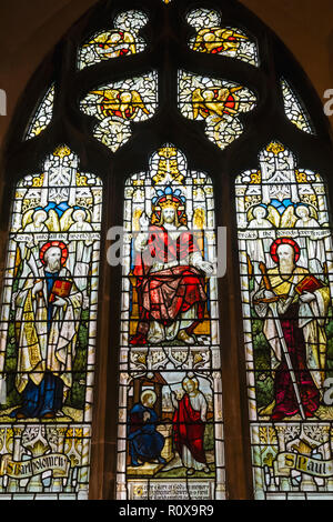 L'Angleterre, l'East Sussex, le seigle, l'église paroissiale de St Mary, vitrail représentant Jésus Christ en majesté avec Saint Bartholomé et St.Paul Banque D'Images