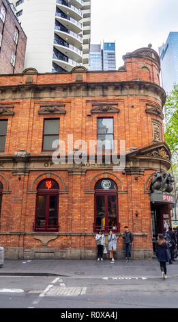 Ancienne Banque d'Australasie maintenant les 3 singes sages pub au coin de Liverpool St George Street Sydney NSW Australie. Banque D'Images