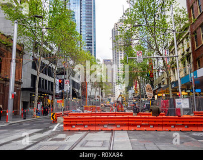 Barrières à l'eau en plastique rempli de St George et la construction d'un système de transport léger sur rail Sydney NSW Australie. Banque D'Images