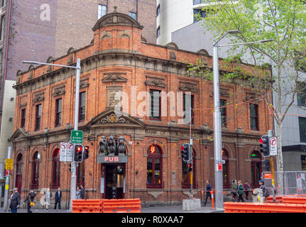 Ancienne Banque d'Australasie maintenant les 3 singes sages pub au coin de Liverpool St George Street Sydney NSW Australie. Banque D'Images