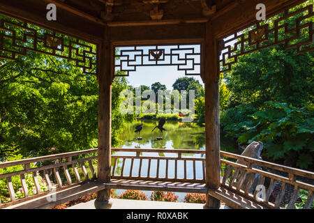 L'Angleterre, Surrey, Guildford, Wisley, la Royal Horticultural Society, le jardin de 3 hectares étang et la Pagode Japonaise Banque D'Images
