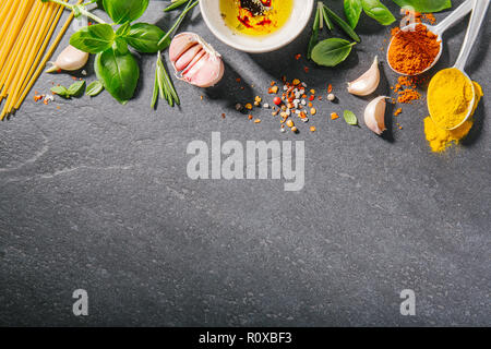 Concept alimentaire. Arrière-plan de l'alimentation. Concept de cuisine saine alimentation. Des ingrédients frais et savoureux épices mis sur fond sombre. Vue de dessus. Spa de copie Banque D'Images