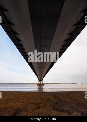 À la recherche sur la rivière sous le pont routier de l'Humber Bridge Pont suspendu à travée unique Banque D'Images