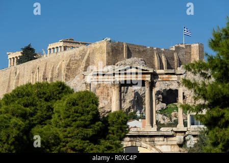 Athènes. La Grèce. Arc romain d'Hadrien aka la porte d'Hadrien, avec le Parthénon et Acropole en arrière-plan. (Fronton du niveau supérieur). Banque D'Images