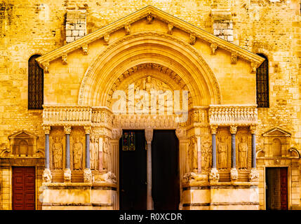 Façade ouest de la cathédrale Saint Trophime à Arles, France. Banque D'Images