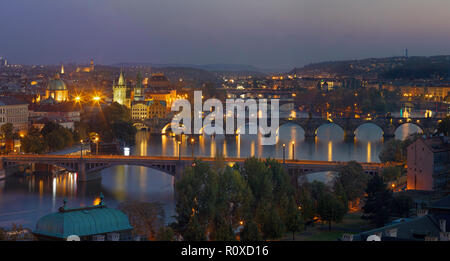 Prague - Le panorama de la ville avec les ponts au crépuscule. Banque D'Images
