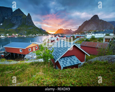 Rorbuers rouge maisons de pêcheurs traditionnelles sont dans les Lofoten Banque D'Images