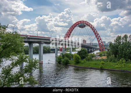 Zhivopisny Bridge le plus élevé en Europe pont à haubans sur la Moskova. Nuageux jour d'été. Moscou. La Russie. Banque D'Images