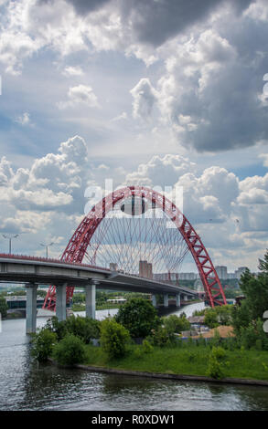 Zhivopisny Bridge le plus élevé en Europe pont à haubans sur la Moskova. Nuageux jour d'été. Portrait. Moscou. La Russie. Banque D'Images