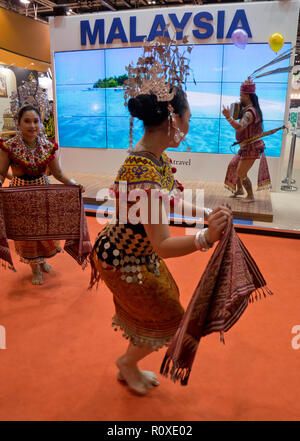 Les visiteurs et les agents de voyages en Malaisie au World Travel Market 2018 juste au centre d'exposition Excel, Londres, UK Banque D'Images