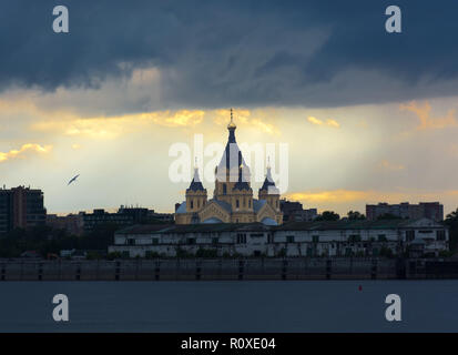 La cathédrale Alexandre Nevsky à Nijni Novgorod, Russie. Ciel d'orage au coucher du soleil. Voir à travers la rivière Banque D'Images