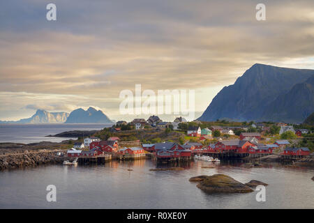 Rorbuers rouge maisons de pêcheurs traditionnelles sont dans les Lofoten Banque D'Images