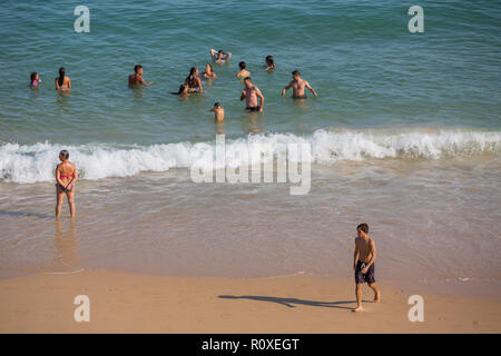 VILA DO BISPO, PORTUGAL - 21 août 2018 : les gens à la célèbre plage de Salema à Vila do Bispo. Cette plage fait partie d'un célèbre région touristique d'Alg Banque D'Images