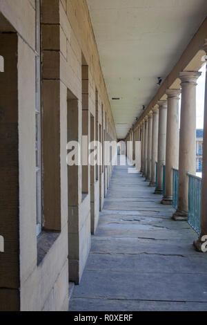 Colonnade de la pièce Hall, une survie historique unique d'une cloth hall situé à Halifax, West Yorkshire Banque D'Images