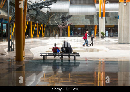 Intérieur du Palacio de Congresos, père et fils dans le centre des congrès, centre de convention, l'Andalousie, Malaga. Espagne Banque D'Images