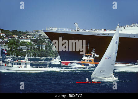 QE2 de quitter le port de Sydney, Sydney, NSW, Australie, 1993 Banque D'Images