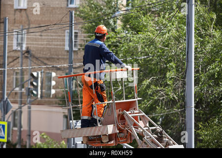 Installation d'un feu de circulation sur un pont dans l'après-midi dans la ville de Syzran Russie. Banque D'Images
