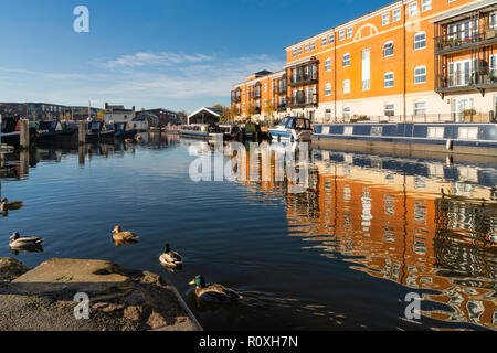 Réflexions de barges et côté canal bâtiments dans l'eau du bassin à St.Lawrence, Worcester, Royaume-Uni Banque D'Images