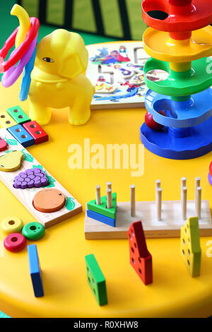En bois enfants jouets en plastique fin pour l'apprentissage de compétences Banque D'Images