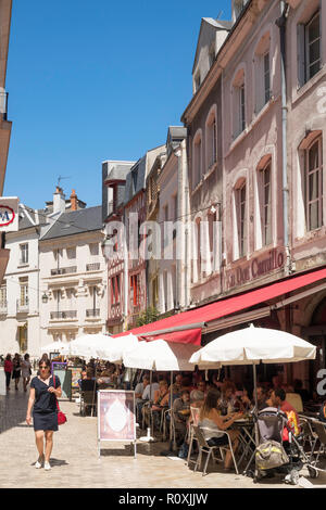 Les personnes mangeant à l'extérieur à l'Union africaine à Orléans restaurant Don Camillo, Center-Val de Loire, France, Europe Banque D'Images