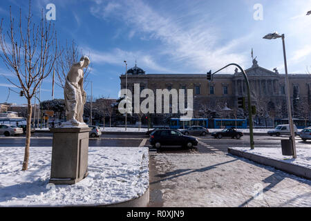 Statue connue sous le nom de Mariblanca avec de la neige dans la région de Paseo de Recoletos et la Bibliothèque nationale d'Espagne, Madrid, Espagne Banque D'Images
