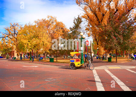 Les personnes appréciant les couleurs d'automne et temps dans le Santa Fe Plaza dans le centre-ville de Santa Fe, Nouveau Mexique USA Banque D'Images