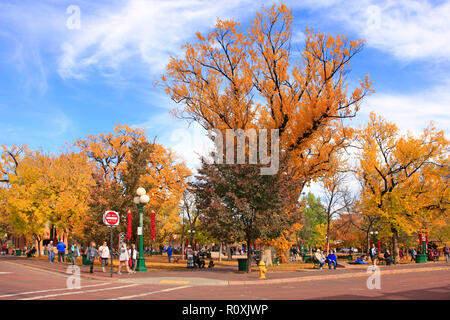 Les personnes appréciant les couleurs d'automne et temps dans le Santa Fe Plaza dans le centre-ville de Santa Fe, Nouveau Mexique USA Banque D'Images