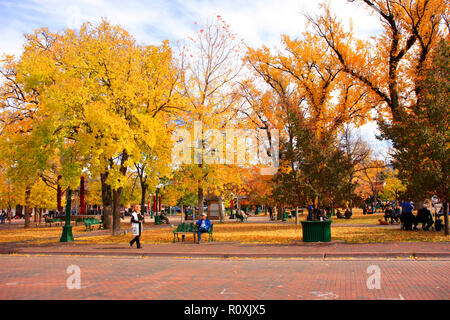 Les personnes appréciant les couleurs d'automne et temps dans le Santa Fe Plaza dans le centre-ville de Santa Fe, Nouveau Mexique USA Banque D'Images