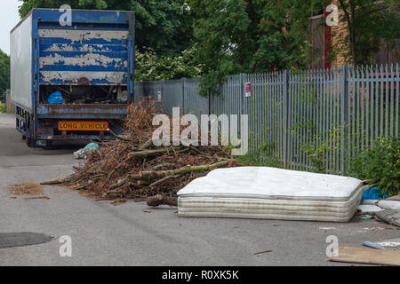 Les décharges sauvages y compris véhicule articulé complet, remorque / Heathrow Slough, Angleterre Banque D'Images