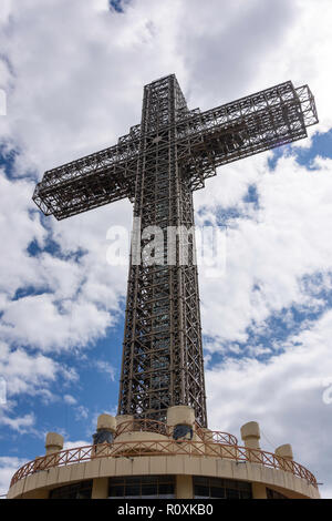 La croix au sommet du millénaire, la montagne Vodno Skopje Skopje, région, République de Macédoine du Nord Banque D'Images