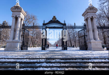 Puerta de España, Alfonso XII Entrée, Parque del Retiro avec de la neige dans une journée d'hiver , Madrid, Espagne Banque D'Images