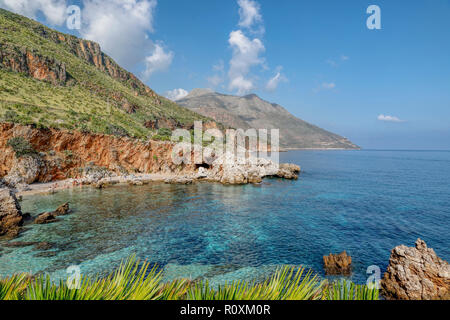 Côte pittoresque dans la réserve naturelle de Zingaro dans la province de Trapani, Sicile, Italie. Banque D'Images