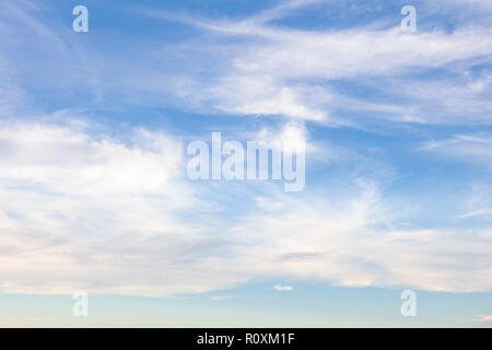 Filandreux nuages blancs dans un ciel bleu au-dessus du golfe du Mexique dans le sud-ouest de la Floride, États-Unis Banque D'Images