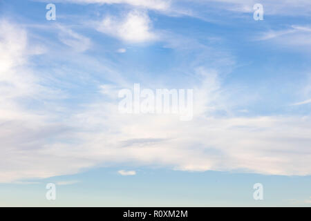 Filandreux nuages blancs dans un ciel bleu au-dessus du golfe du Mexique dans le sud-ouest de la Floride, États-Unis Banque D'Images