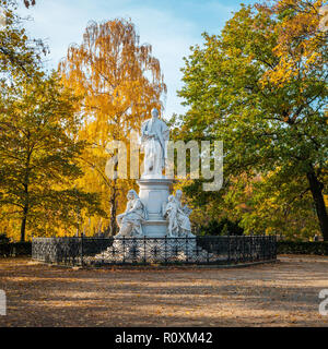 Berlin, Allemagne - novembre 2018 : statue du célèbre poète Johann Wolfgang von Goethe dans un parc près de la porte de Brandebourg. Berlin, Allemagne Banque D'Images