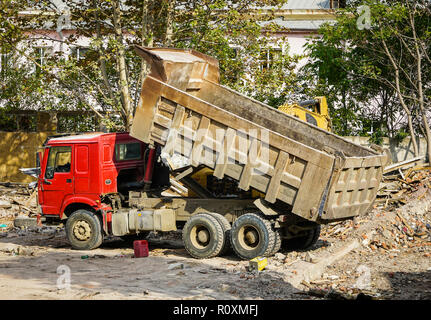 Camion benne rouge avec un corps on construction site Banque D'Images