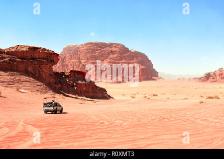 Safari en Jeep dans le désert de Wadi Rum, Jordanie. Les touristes dans la voiture en dehors de la route sur le sable entre les rochers Banque D'Images