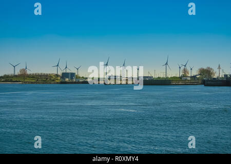 Vue panoramique de l'axe horizontal sur les éoliennes produisant de l'électricité à la côte de la mer Baltique en Allemagne sur une belle journée avec un ciel bleu.