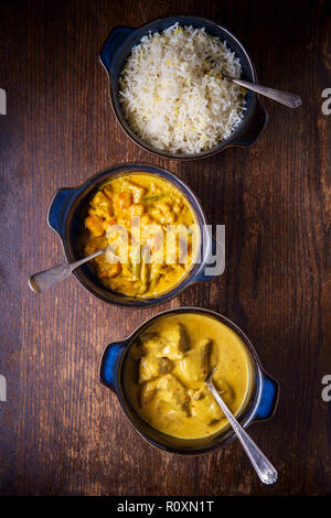 La nourriture indienne crémeux Rogan Josh d'Agneau Korma de légumes et riz basmati blanc avec des bols en Banque D'Images