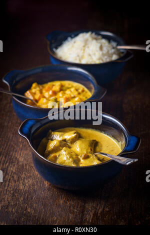 La nourriture indienne crémeux Rogan Josh d'Agneau Korma de légumes et riz basmati blanc avec des bols en Banque D'Images