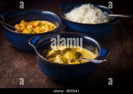 La nourriture indienne crémeux Rogan Josh d'Agneau Korma de légumes et riz basmati blanc avec des bols en Banque D'Images